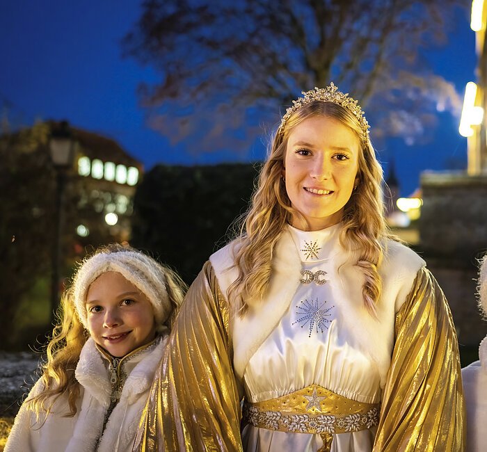 Treuchtlinger Schlossweihnacht - Christkind mit den beiden Engeln Das Treuchtlinger Christkind mit blonden Locken und Krone, daneben die beiden Engel mit weißen Stirnbändern